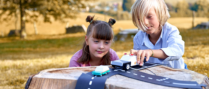 bambini che giocano al parco con pista modellabile di slegato