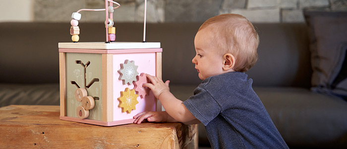 bambino con gioco educativo in legno di slegato