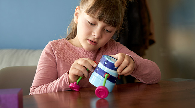 bambina con gioco creativo di slegato