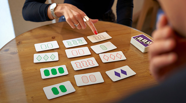 ragazzi con gioco di carte da tavolo di slegato