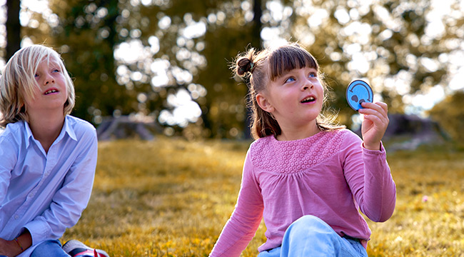 bambini giocano al parco con gioco di carte di slegato