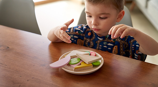 bambino con gioco di fantasia di slegato