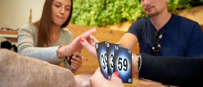 ragazzi con gioco da tavolo di carte di slegato