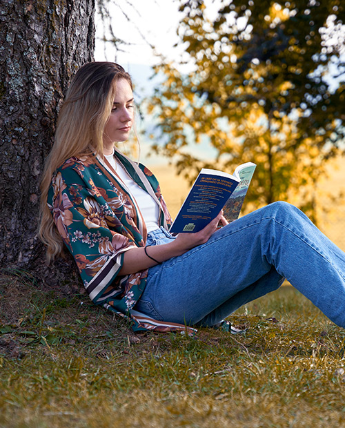 ragazza con libro di narrativa di slegato