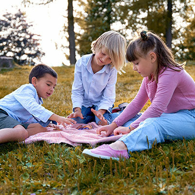 bambini giocano a gioco di carte seduti al parco